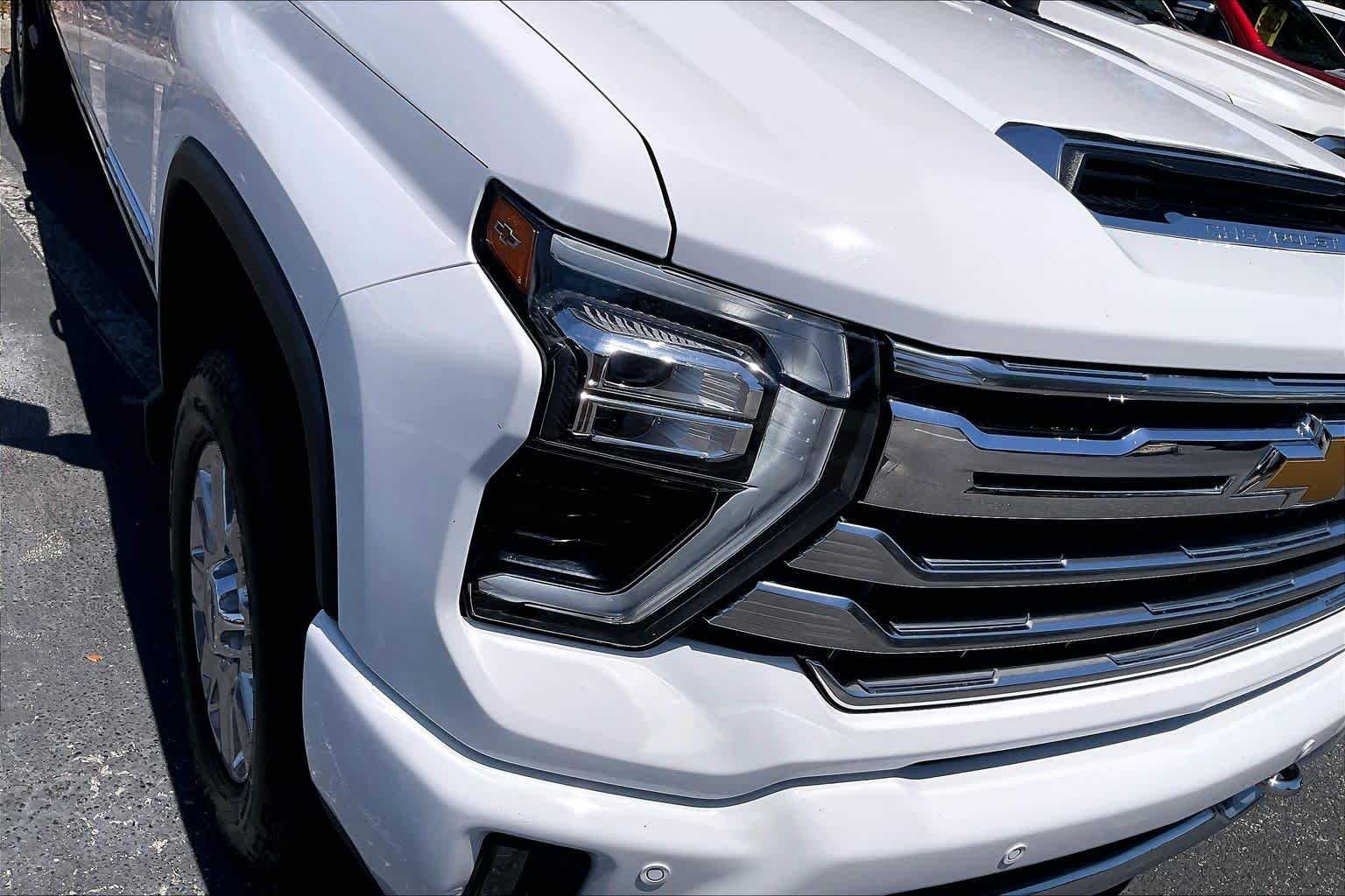 Used 2025 Summit White Chevrolet High Country image 27