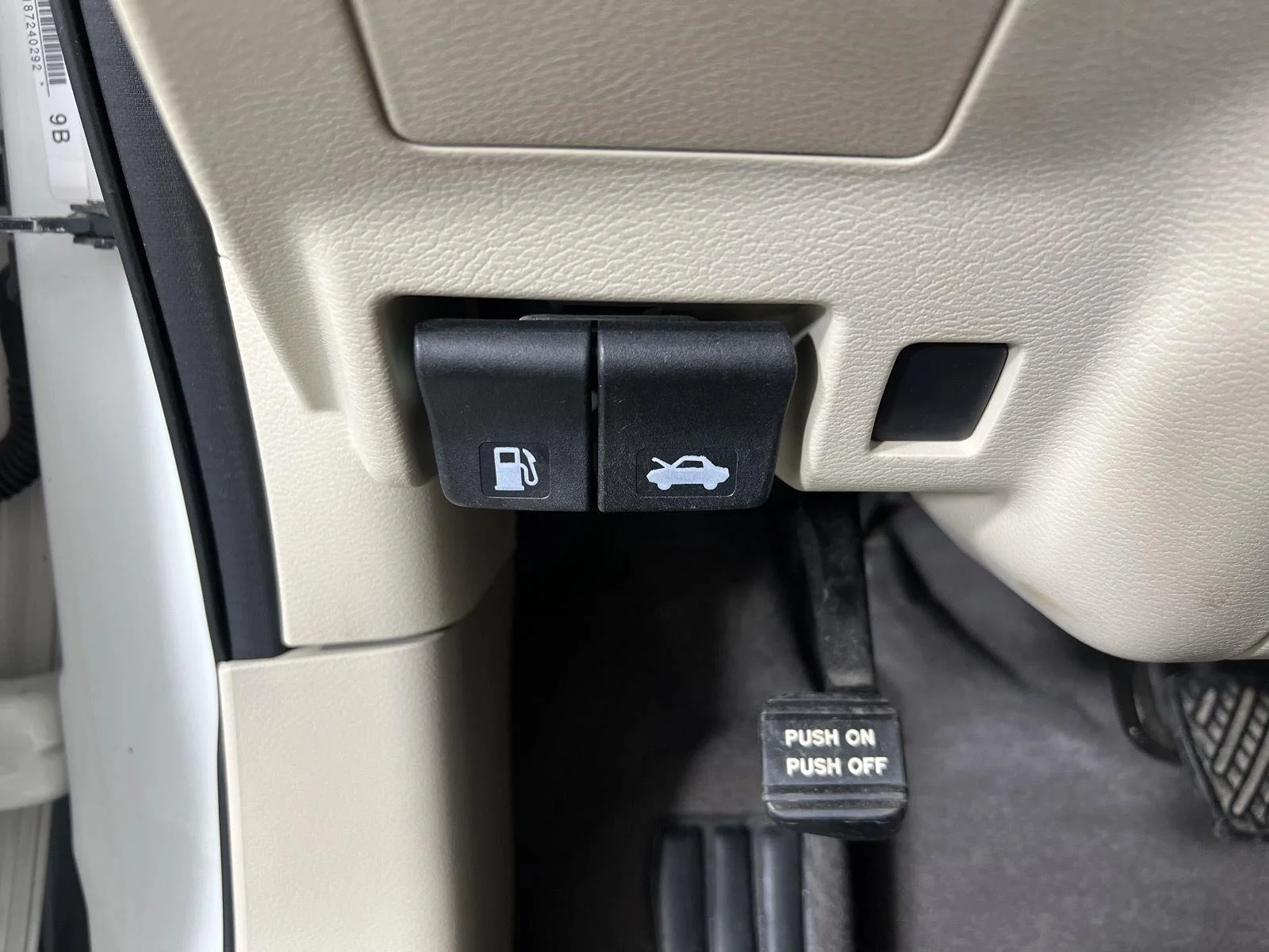 Used 2018 Pearl White Nissan SL image 17