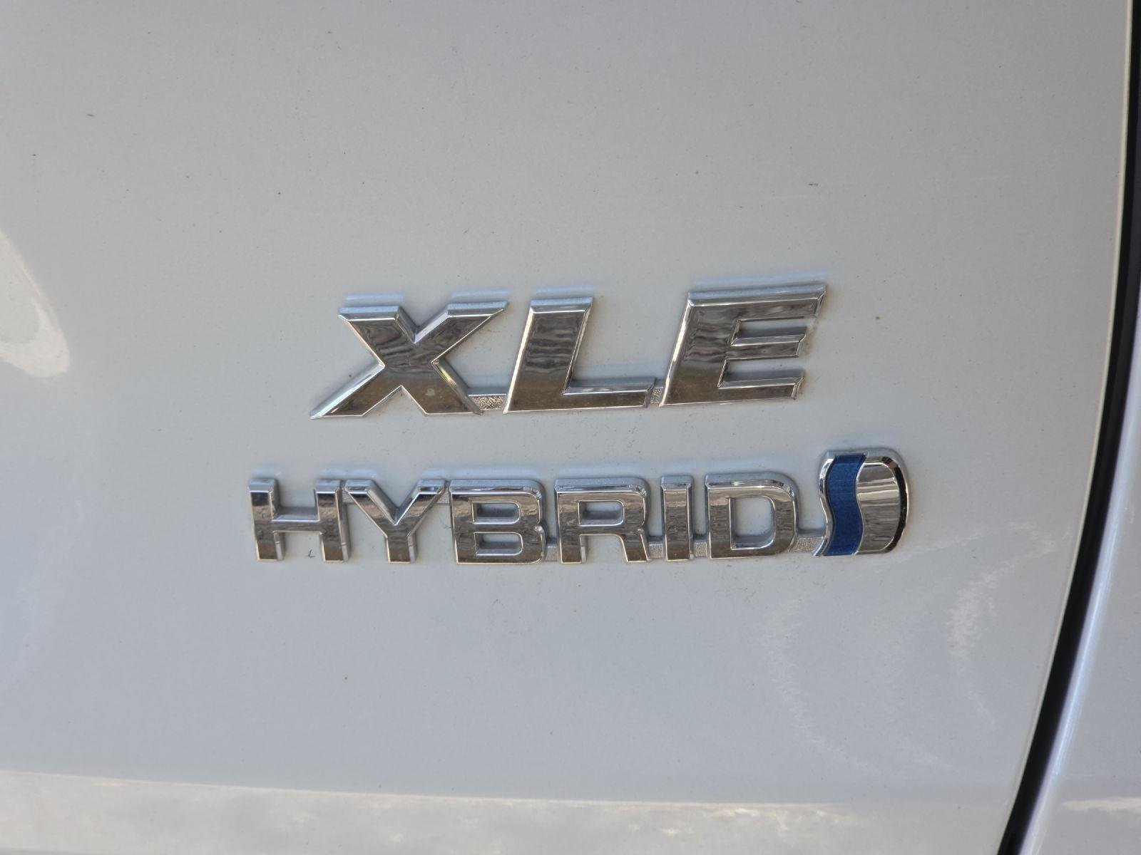 Used 2024 Wind Chill Pearl Toyota XLE Premium image 26