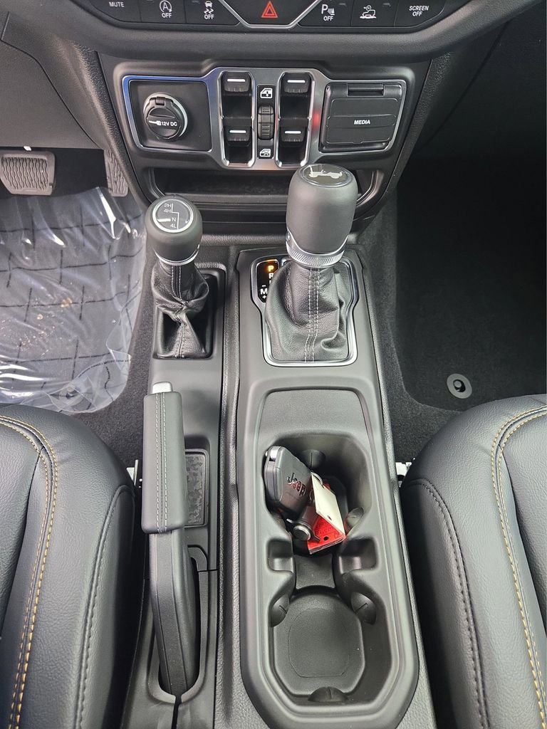 2025 Jeep Wrangler 4-Door Sahara - Photo 18