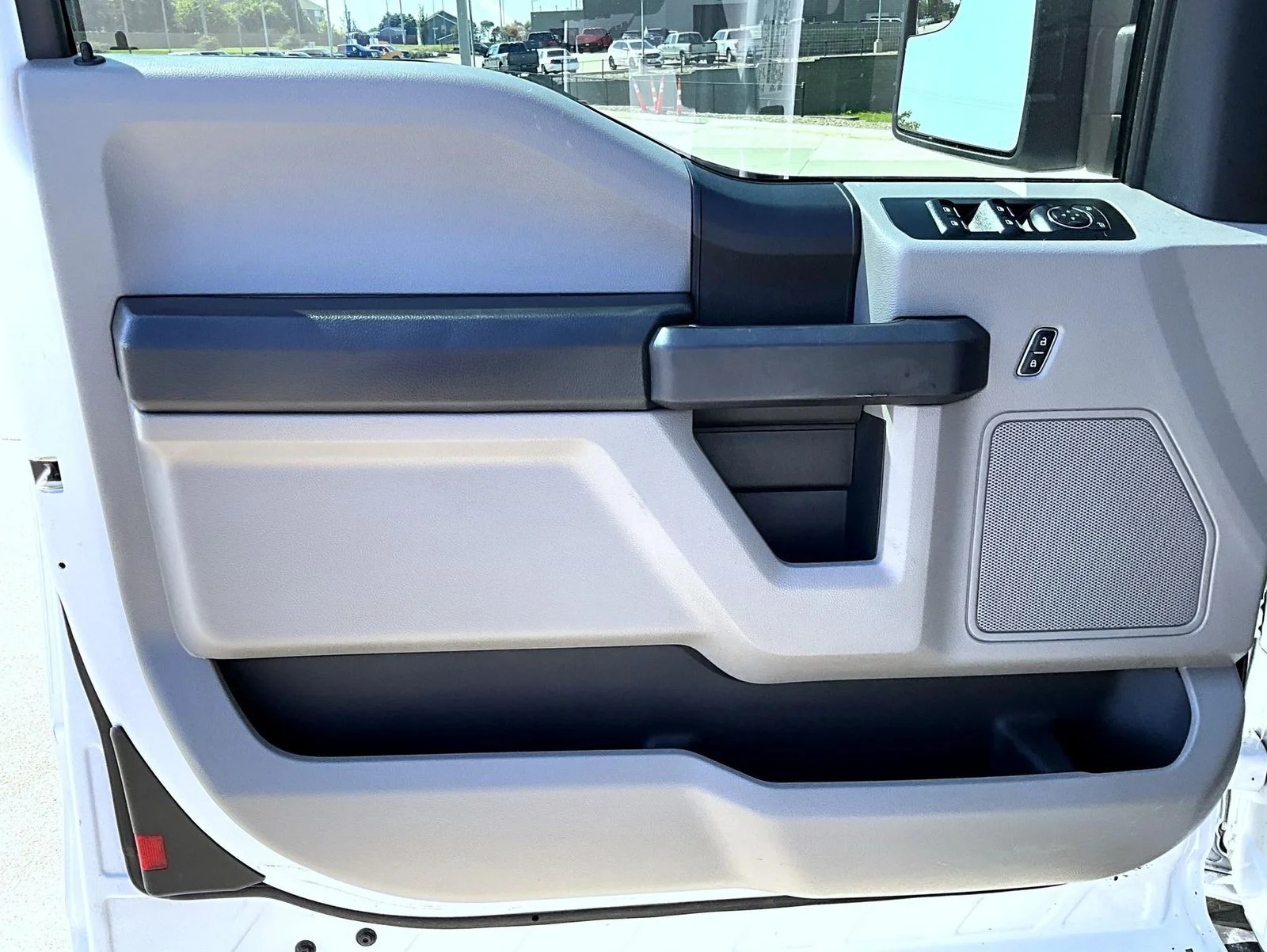 Used 2018 White Ford XL image 9