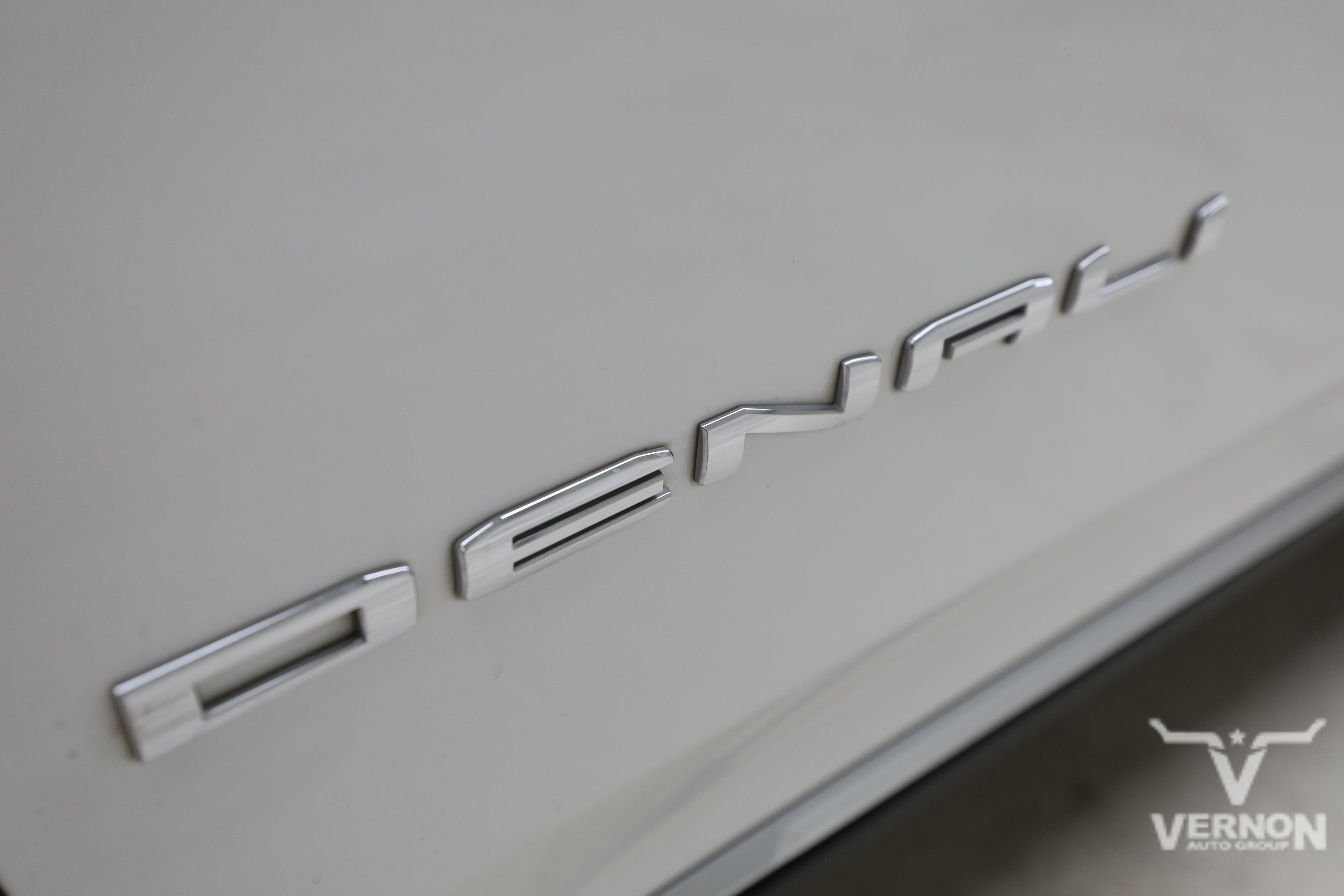Used 2024 White Frost Tricoat GMC Y image 11