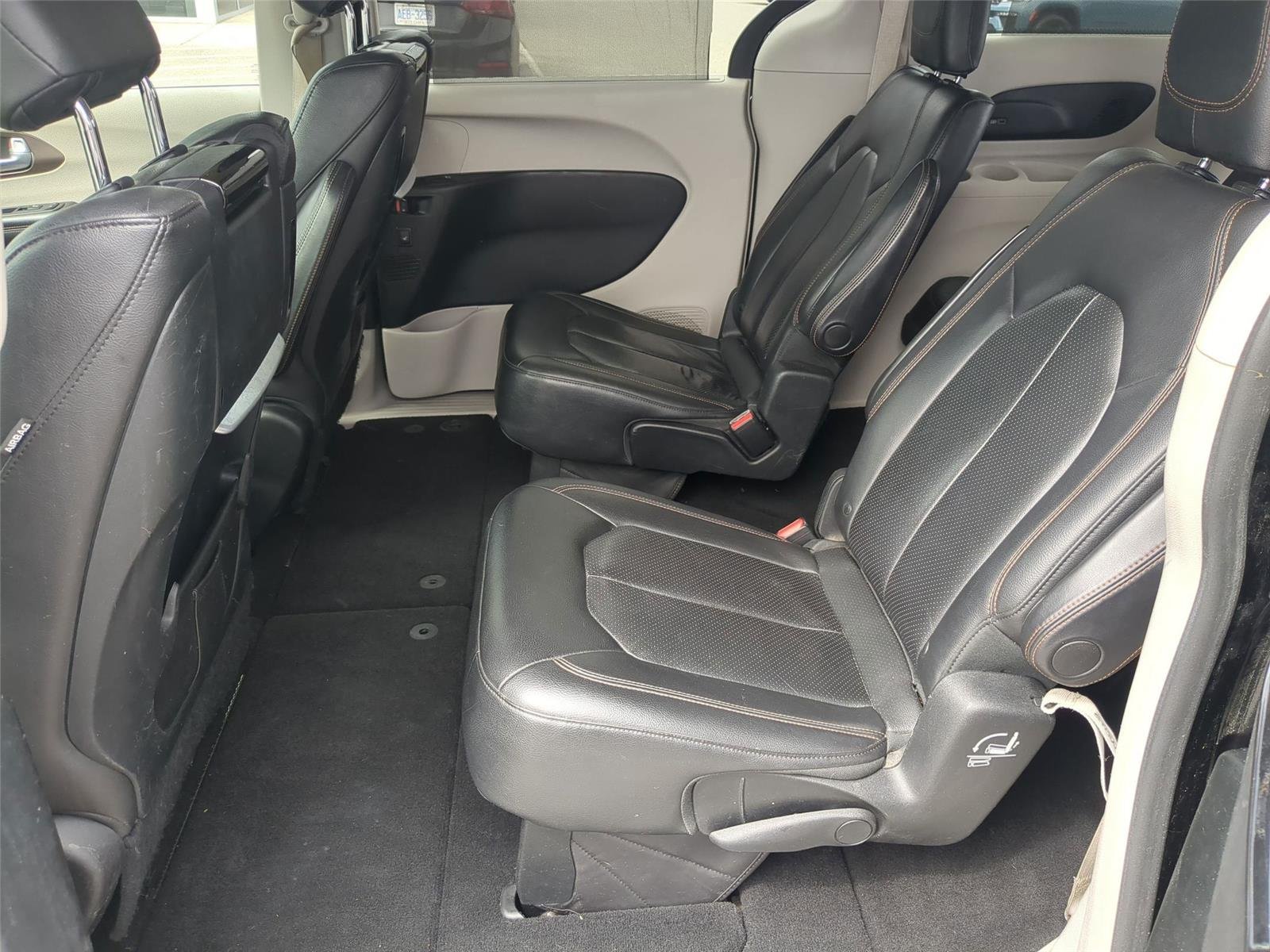 Used 2018 Brilliant Black Crystal Pearlcoat Chrysler Touring L Plus image 26