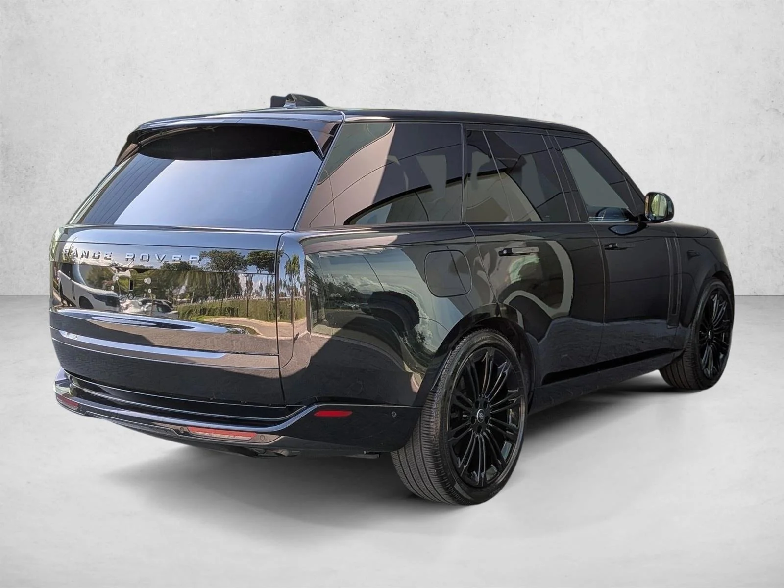 Used 2025 Santorini Black Metallic Land Rover SE image 5