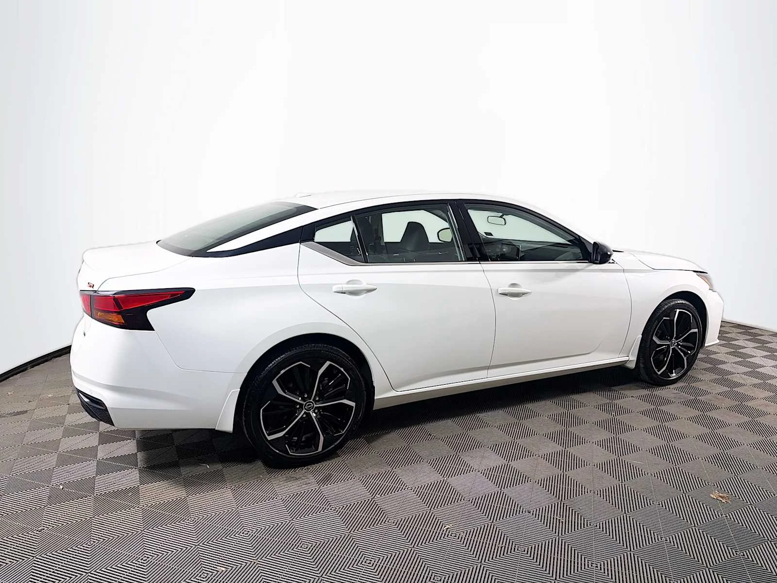 Certified Used 2025 Pearl White Tricoat Nissan SR image 4