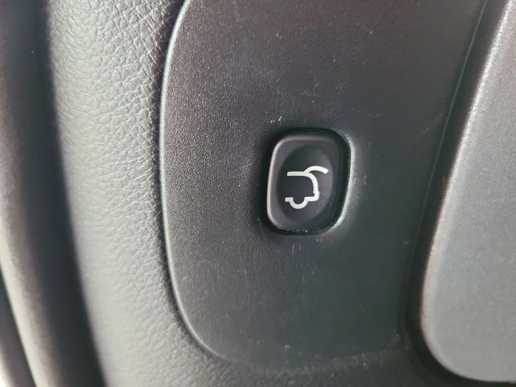 Used 2015 Red Jeep Latitude image 10