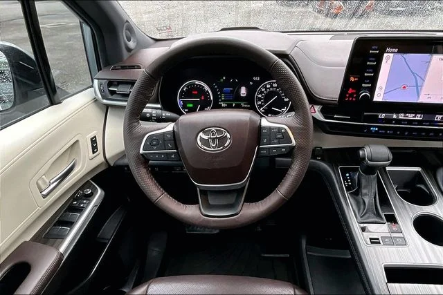 Used 2023 Silver Toyota Platinum image 8