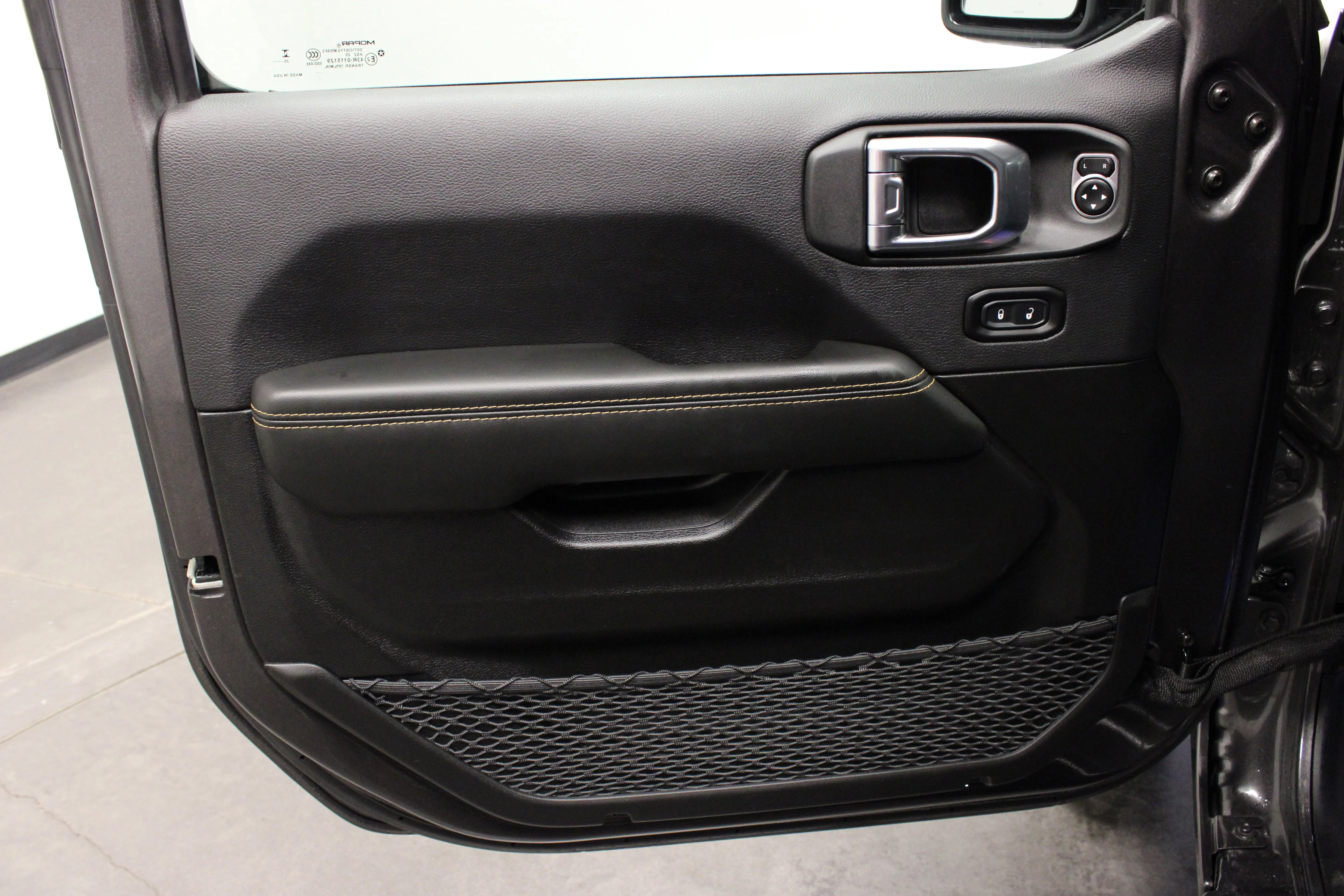 Used 2025 Granite Crystal Metallic Clearcoat Jeep Sahara image 18
