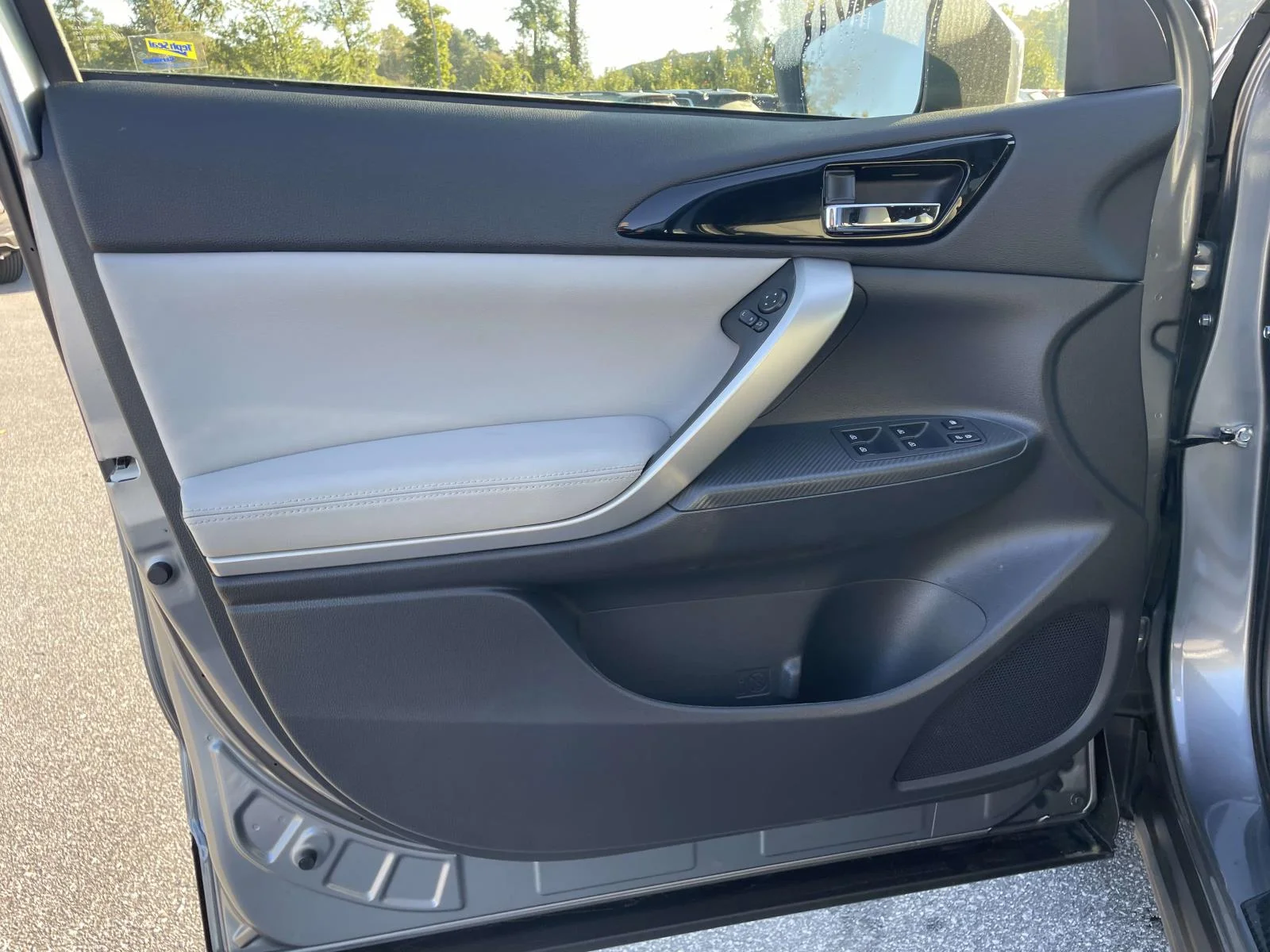 Used 2024 Mercury Gray Metallic Mitsubishi SEL image 5