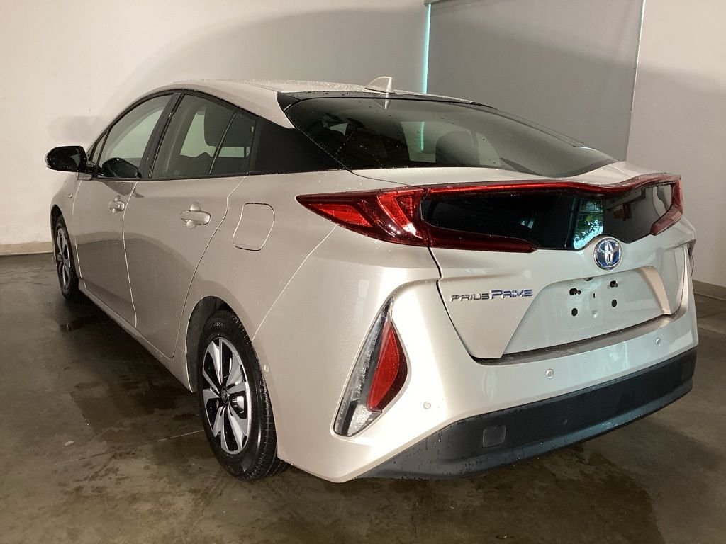 Used 2018 Silver Toyota Advanced image 11