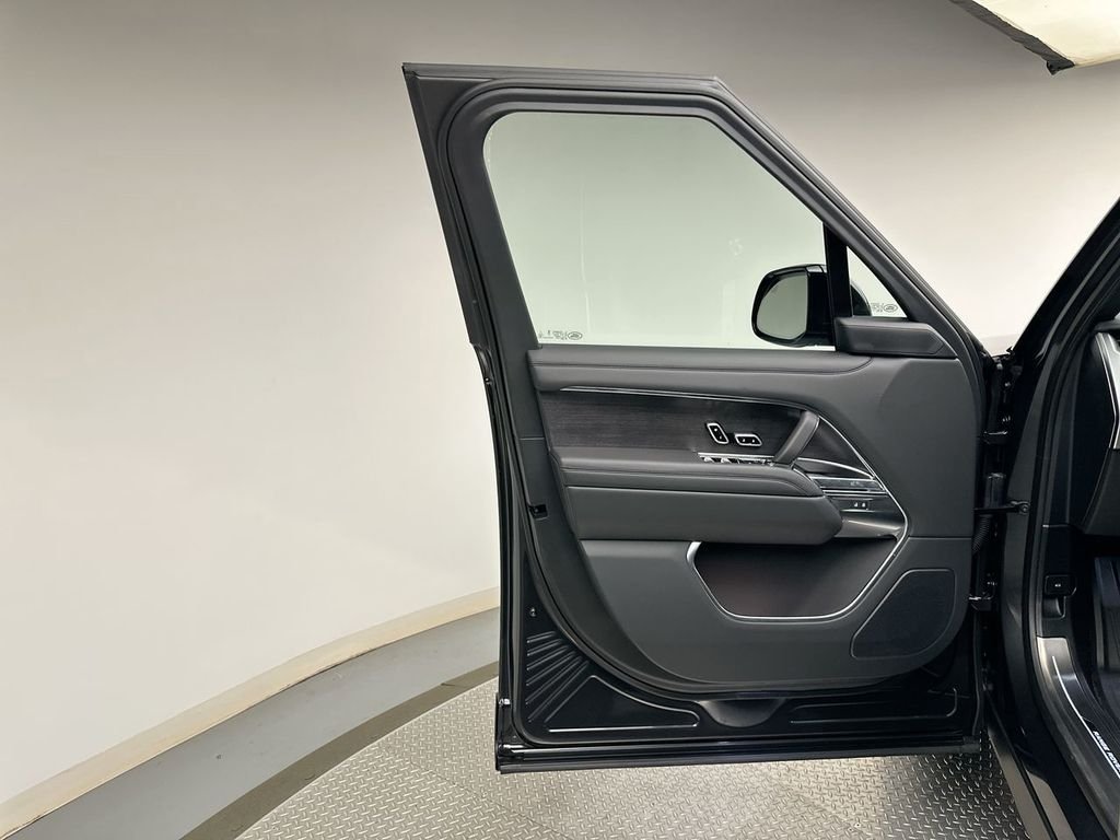 New 2026 Carpathian Gray Premium Metallic Land Rover SE image 9