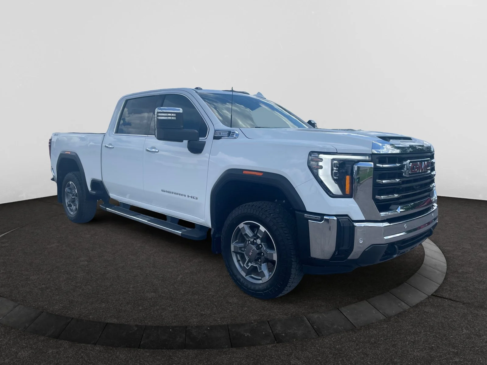Used 2025 White GMC SLT Crew Leather 5th Wheel Prep Package image 7