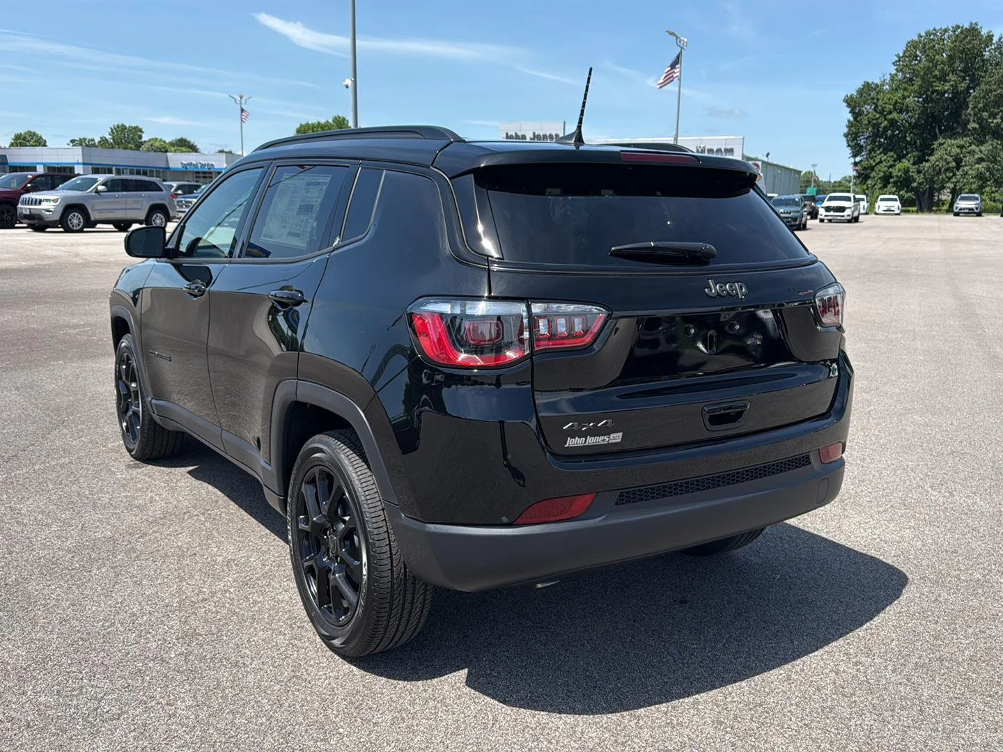 New 2026 Diamond Black Crystal Pearlcoat Jeep Latitude Altitude image 15