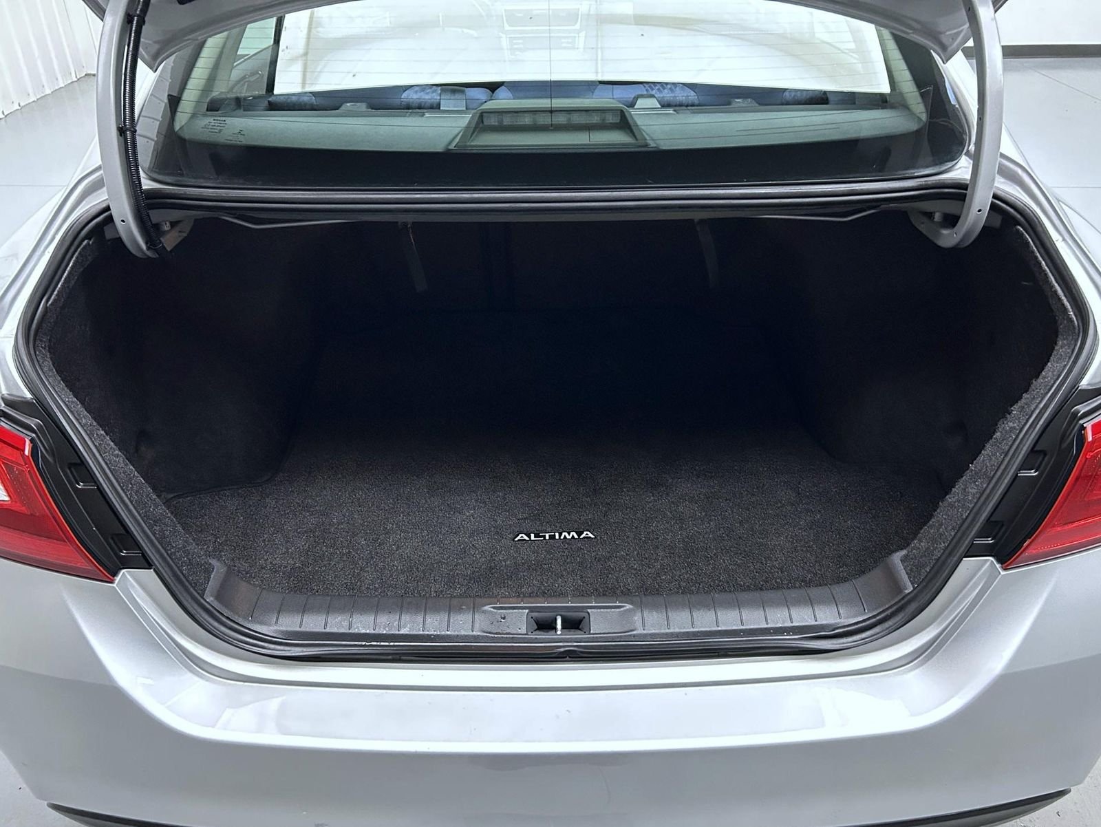 Used 2017 Silver Nissan 2.5 SV image 21