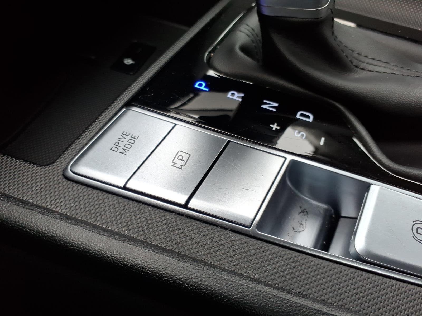 Used 2025 Fluid Metal Hyundai Limited image 9