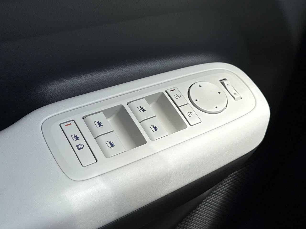 New 2026 Shimmering Silver Hyundai SE FWD image 17