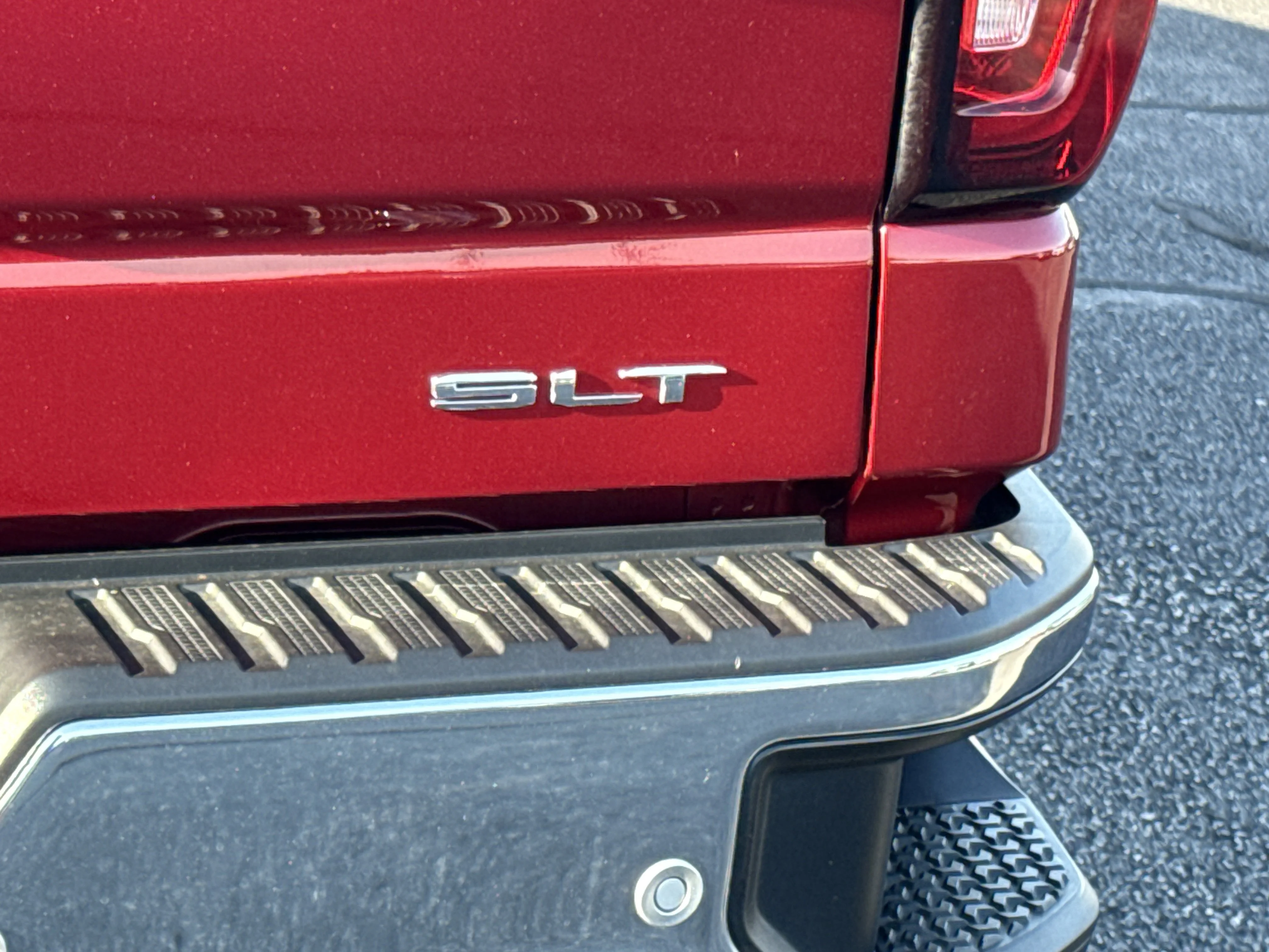 Used 2024 Volcanic Red Tintcoat GMC SLT 4WD image 9