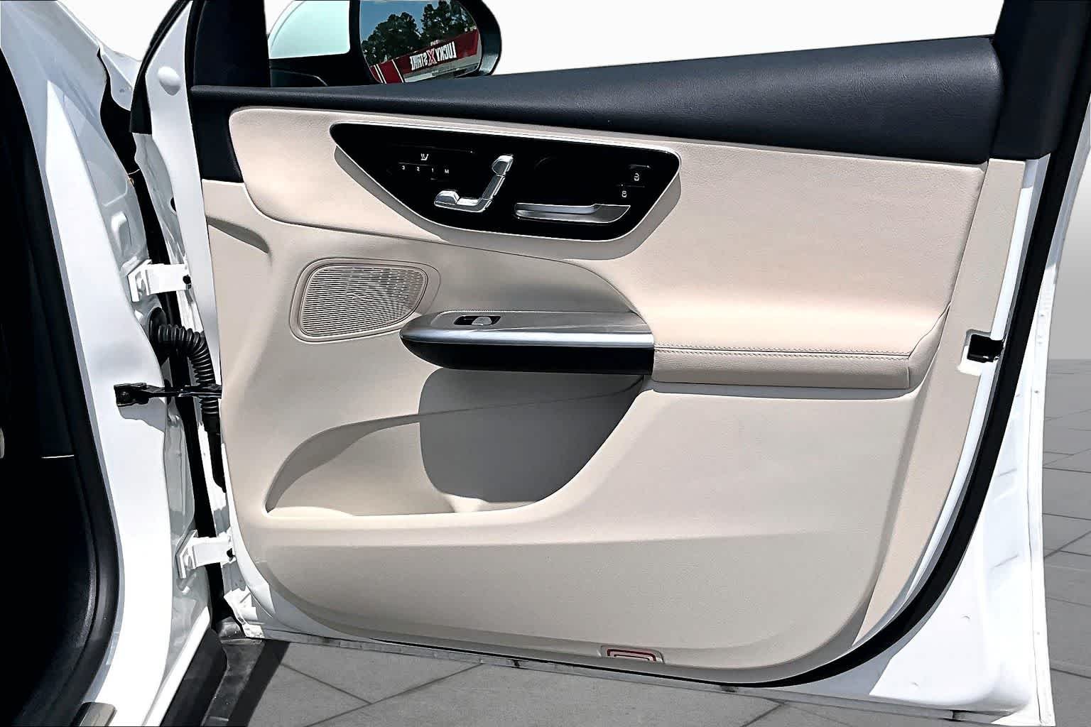 Used 2025 Polar White Mercedes-Benz GLC 300 image 23