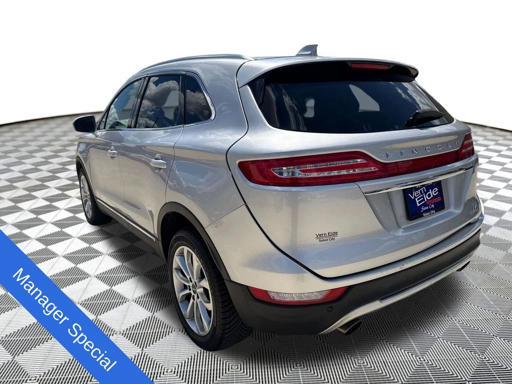 Used 2019 Silver Lincoln Select image 4