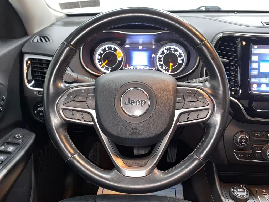 Used 2020 Silver Jeep Limited image 27