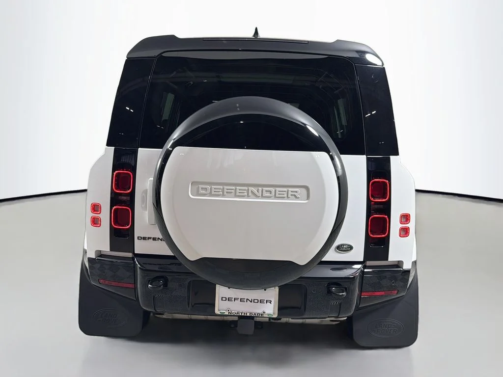Used 2023 White Land Rover X-Dynamic SE image 6