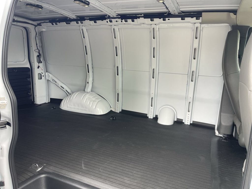 New 2026 Summit White GMC Work Van image 22