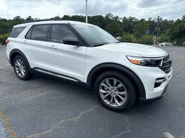 Used 2023 White Metallic Ford XLT image 1