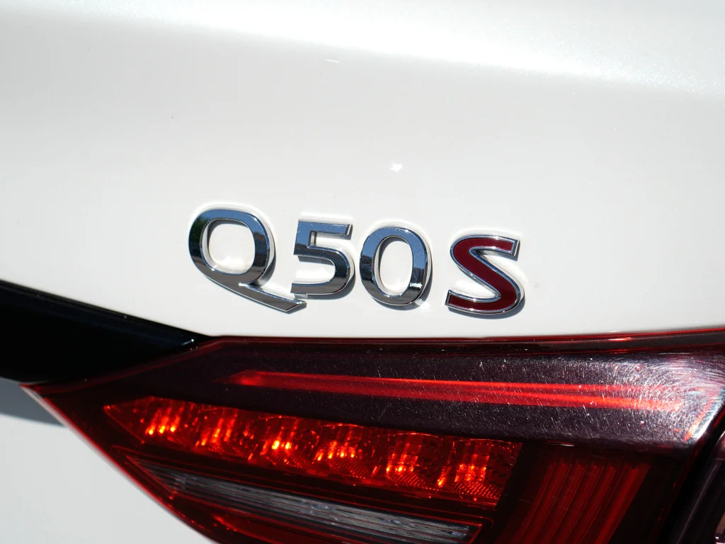 Used 2023 Majestic White INFINITI RED SPORT 400 image 12