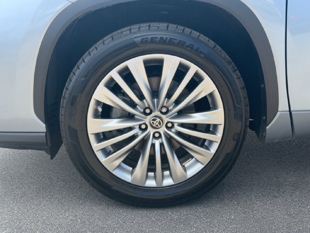 Certified Used 2023  Toyota Platinum image 12