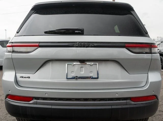 New 2026 Silver Zynith Exterior Paint Jeep Laredo Altitude image 6