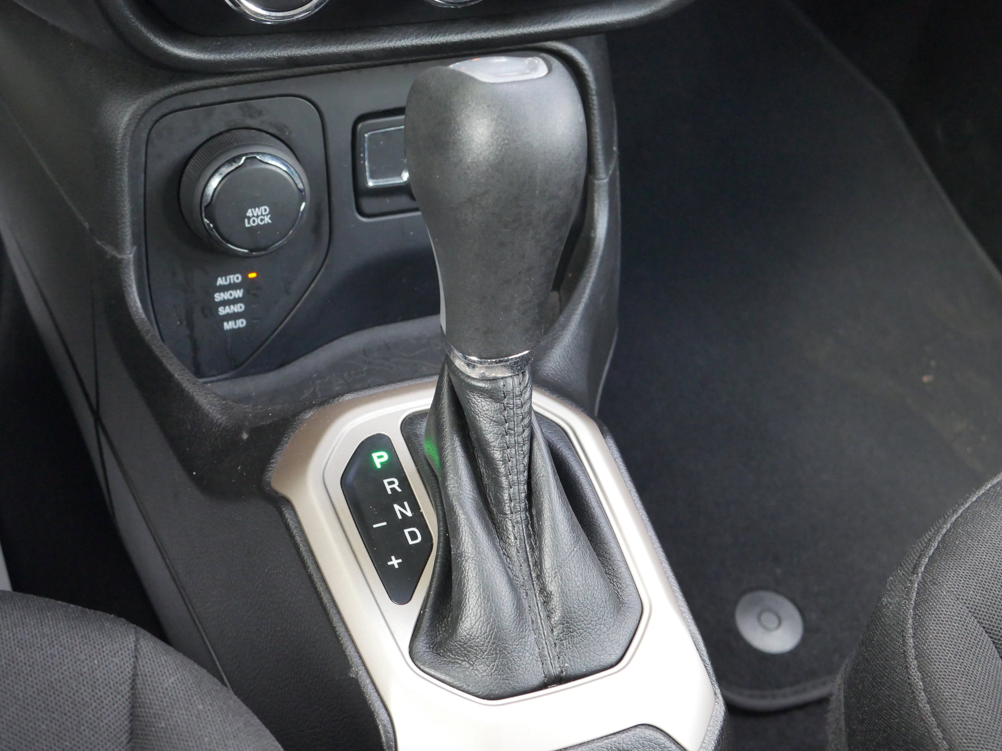 Used 2017 Alpine White Jeep Latitude image 14