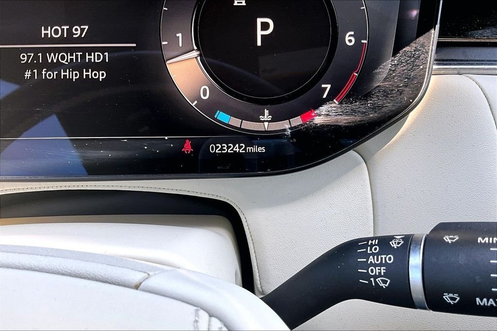 Used 2025 White Land Rover SE image 22