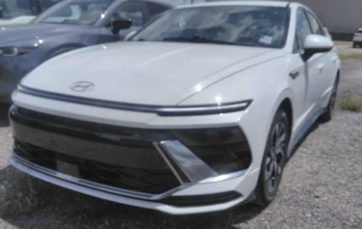 Used 2024 White Hyundai SEL image 1