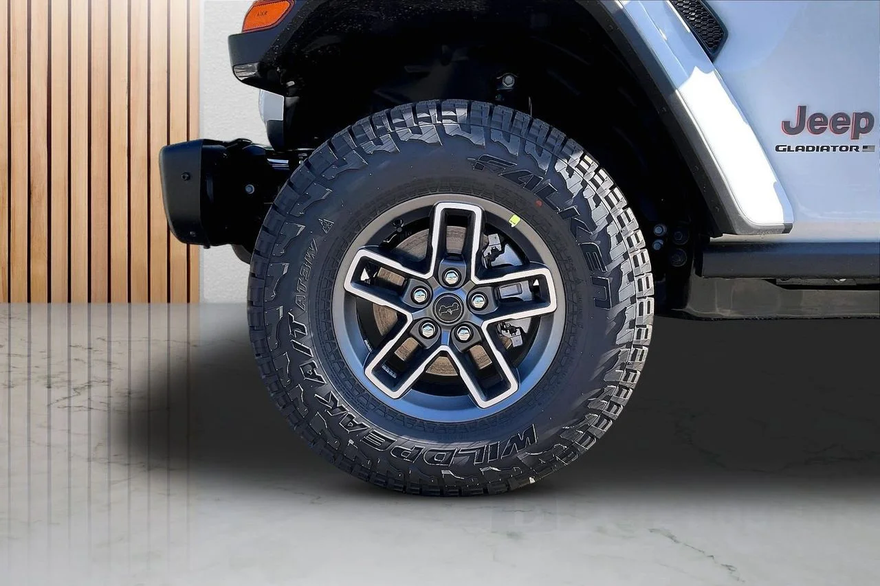 New 2026 Bright White Clear-Coat Exterior Paint Jeep Mojave X image 32