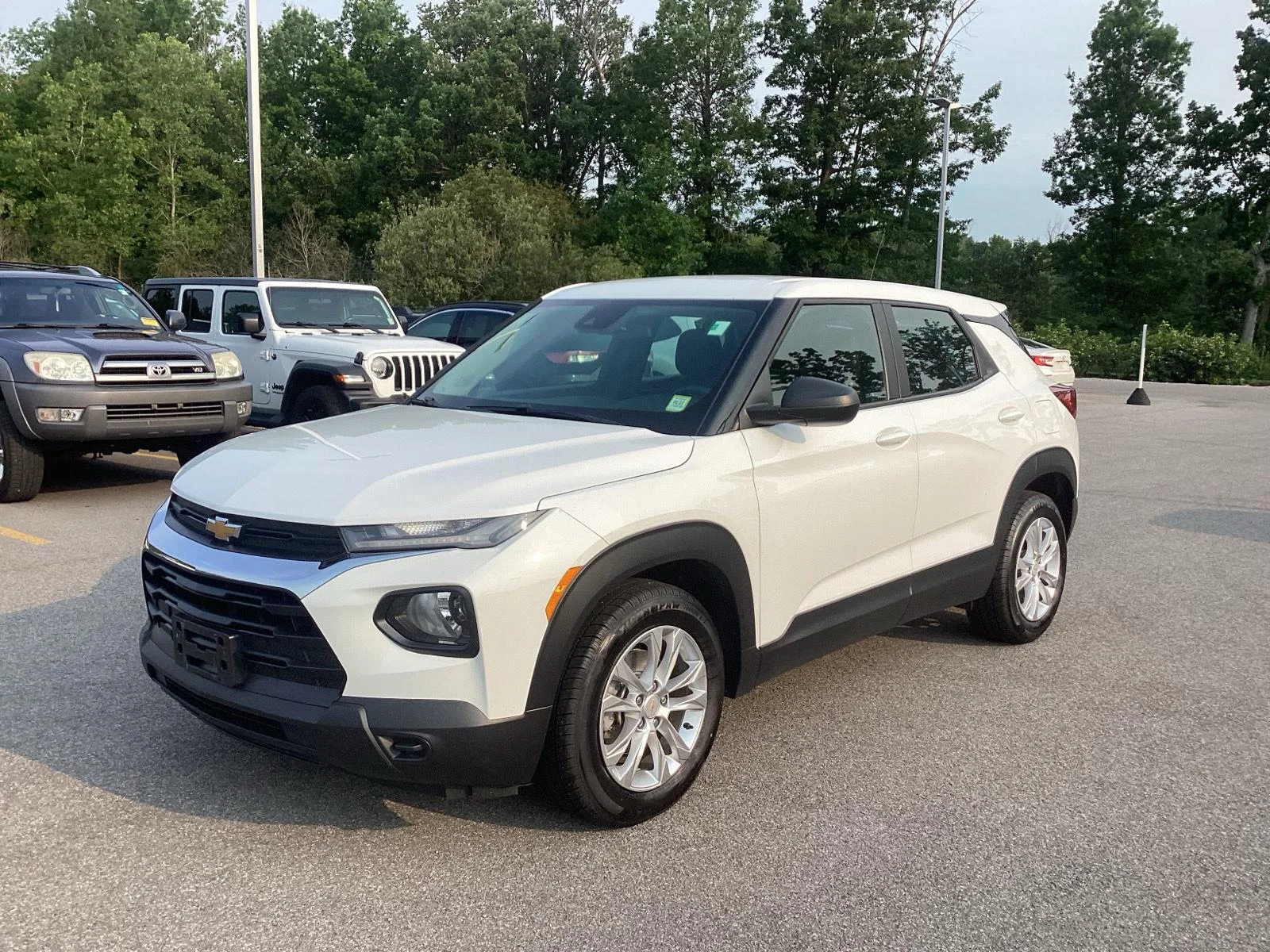 Used 2022 Summit White Chevrolet LS image 3