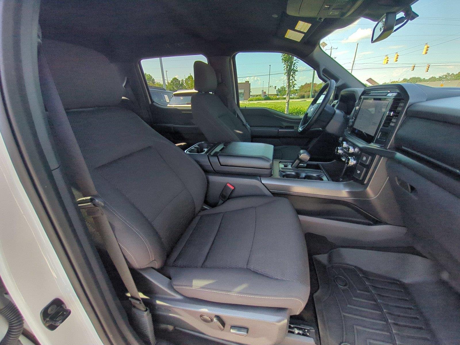 Used 2024 Oxford White Ford XLT image 37
