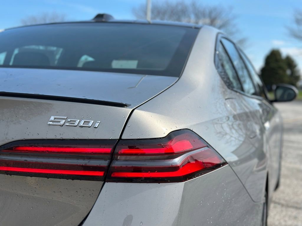 New 2026 Oxide Grey Metallic BMW 530i xDrive image 12