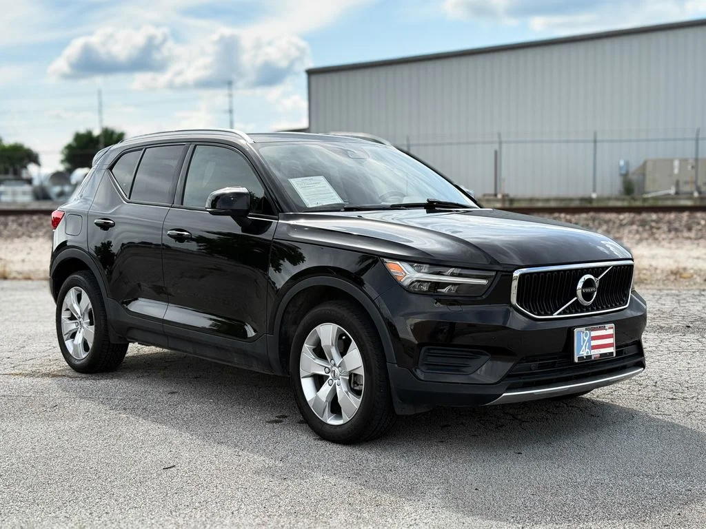Used 2022 Black Volvo Momentum image 5