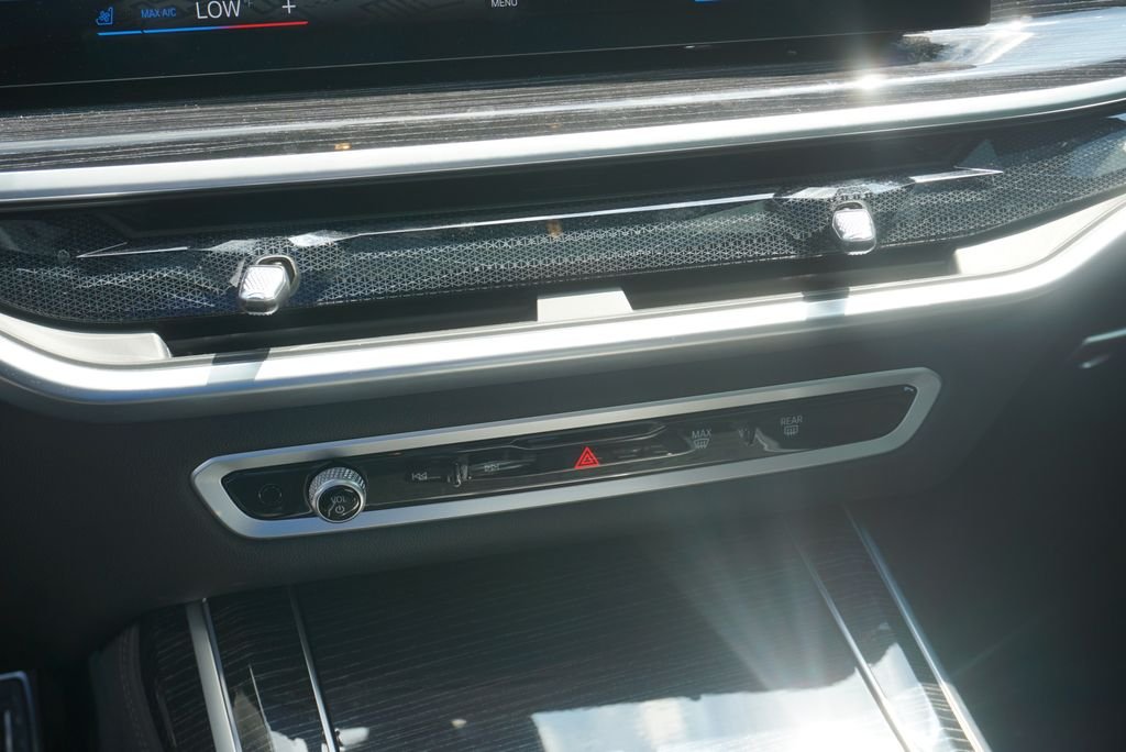 Used 2023 White Metallic BMW xDrive40i image 19