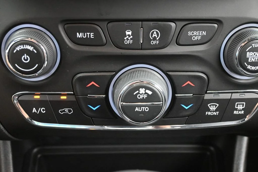 Used 2022 Gray Jeep Latitude Lux image 19