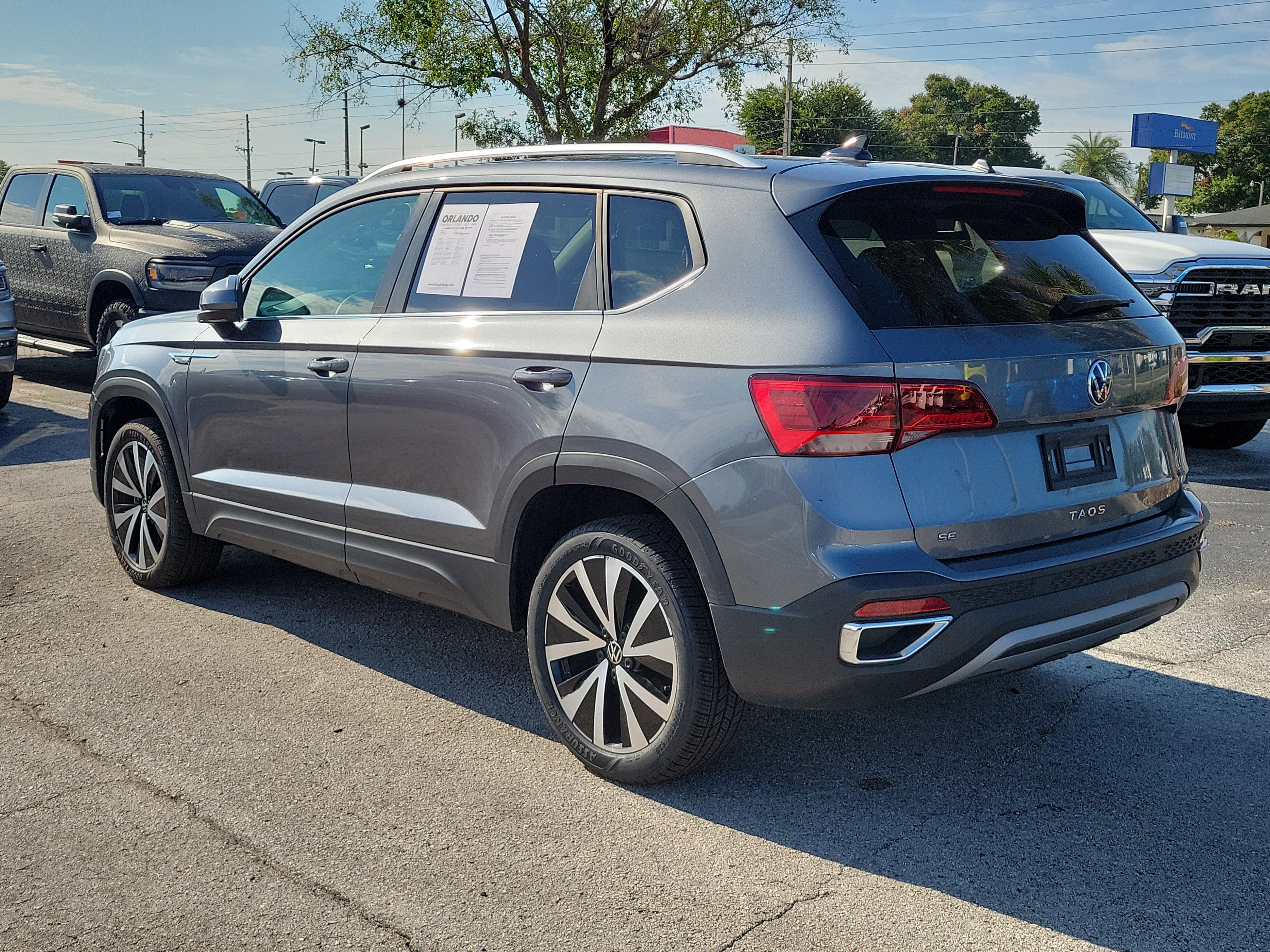 Used 2023  Volkswagen SE image 5
