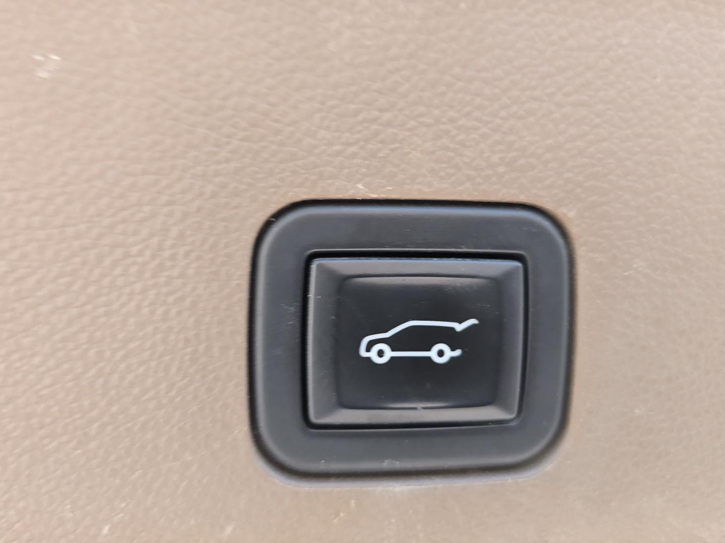 Used 2021 White Frost Tricoat GMC Denali image 8