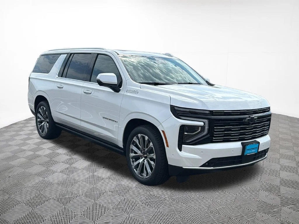 Used 2025 Iridescent Pearl Tricoat Chevrolet High Country image 4