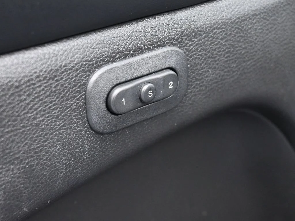 Used 2017 Diamond Black Crystal Pearlcoat Jeep Limited image 18