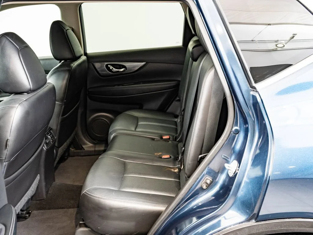 Used 2015 Arctic Blue Metallic Nissan SL image 44