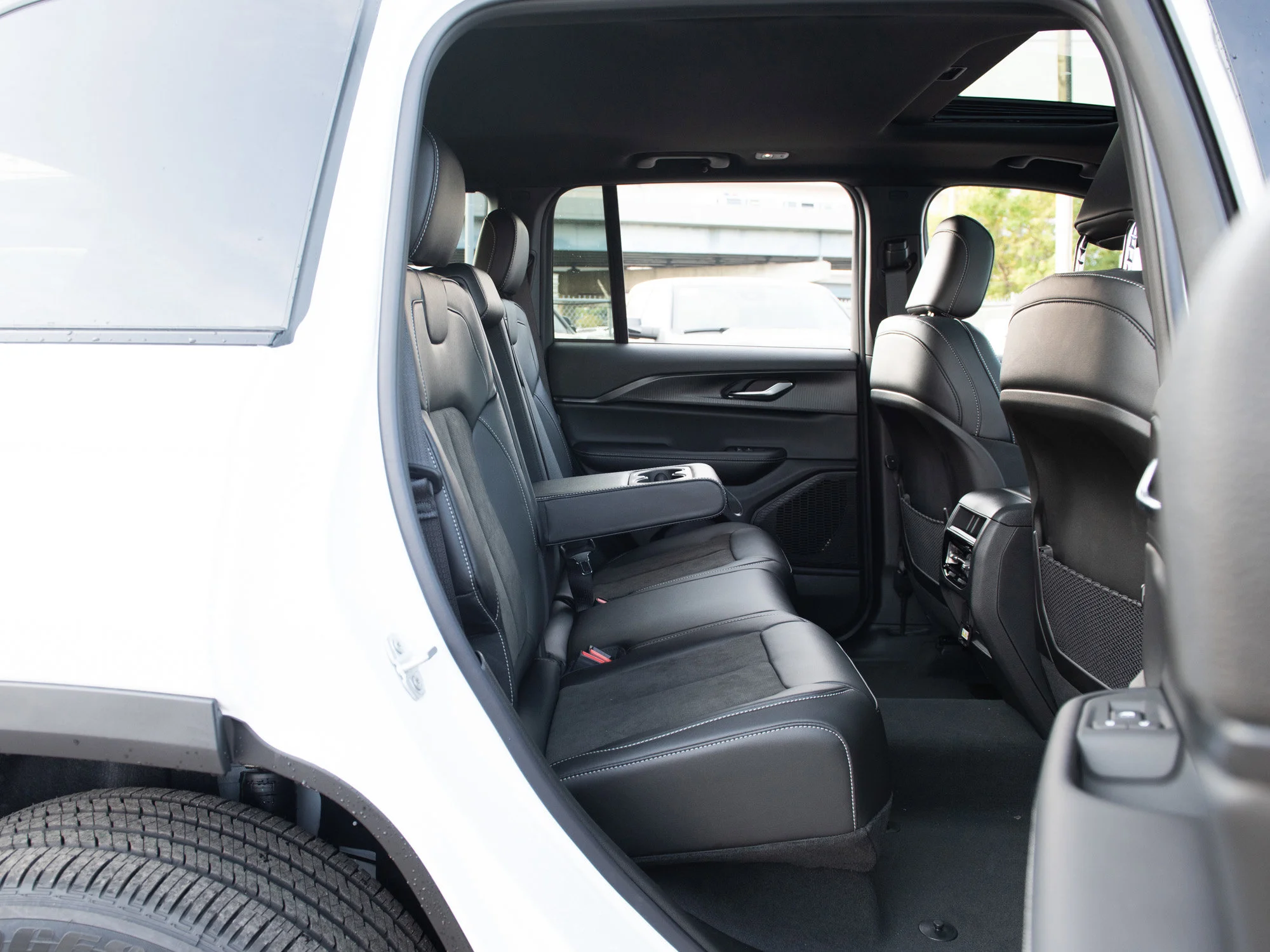 New 2025 White Jeep Altitude* 4x4, Sunroof, Trailer Tow Pkg, Remote Start image 22