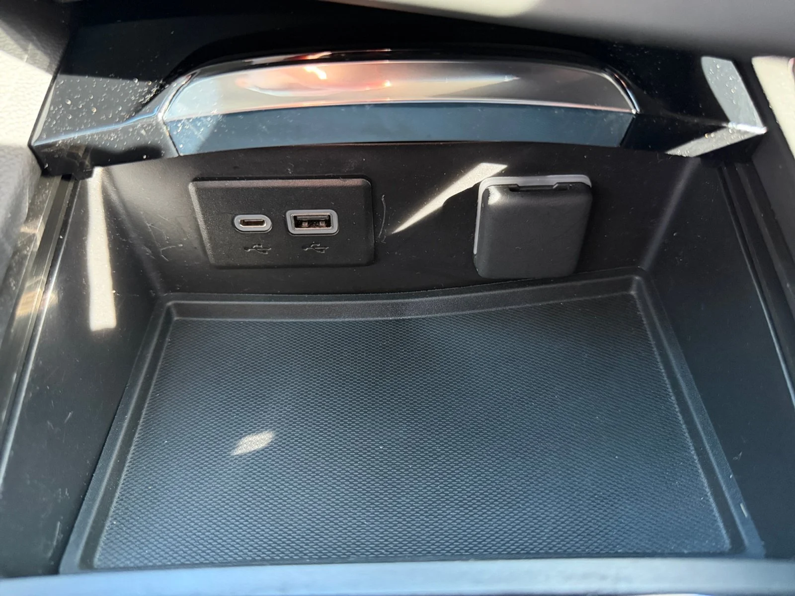 Used 2023 Summit White Buick Essence image 17