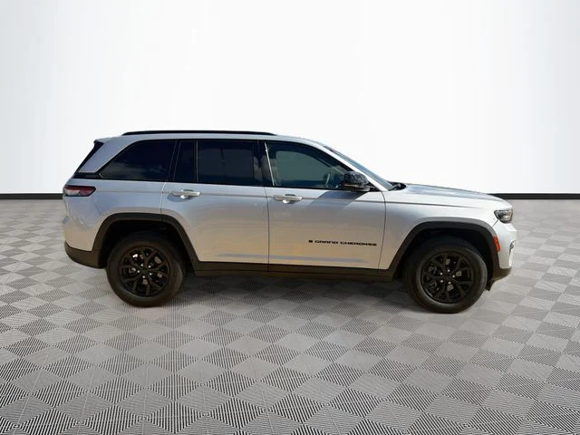 Used 2024 Silver Jeep Altitude X image 5