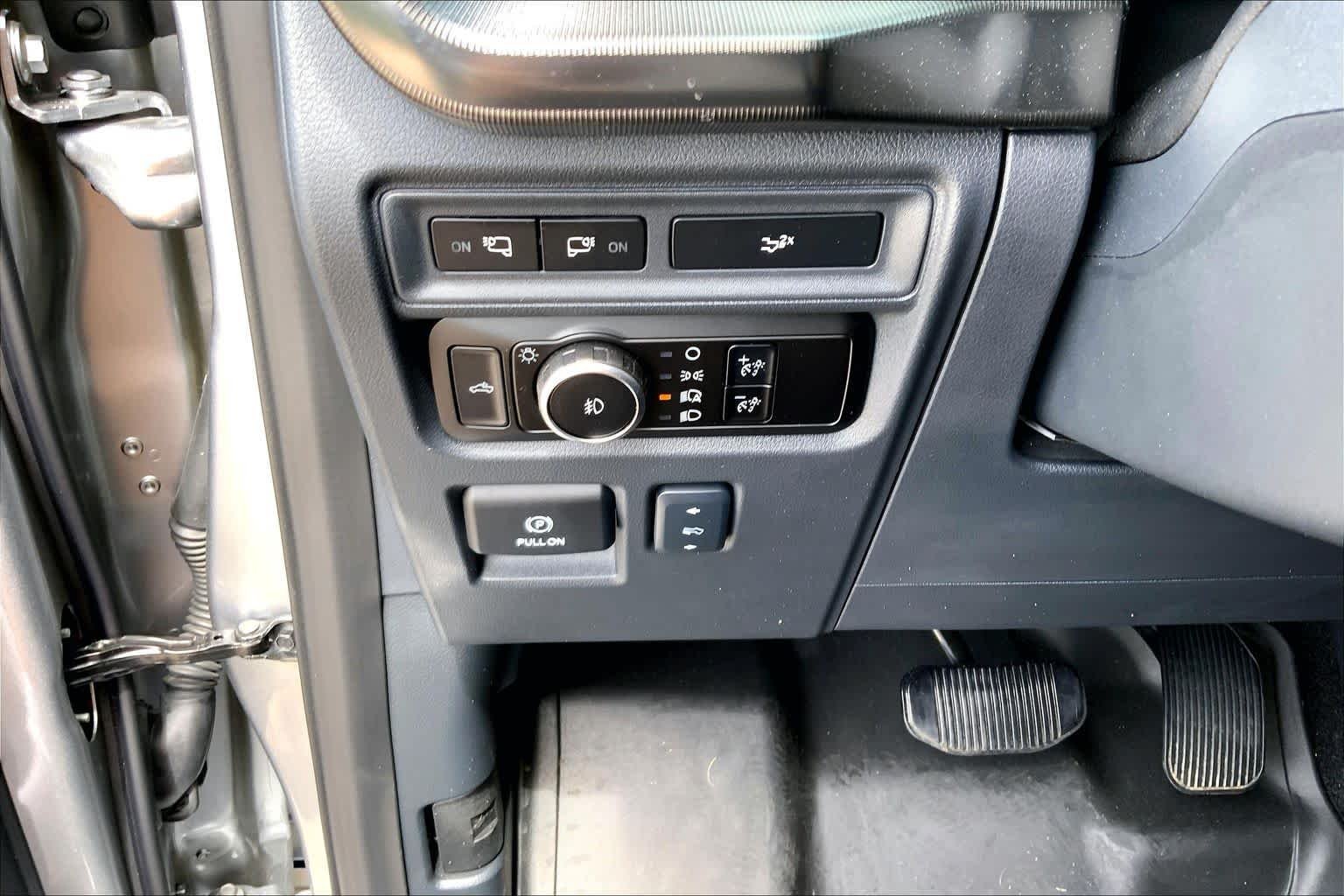 Used 2024 Iconic Silver Metallic Ford LARIAT image 32