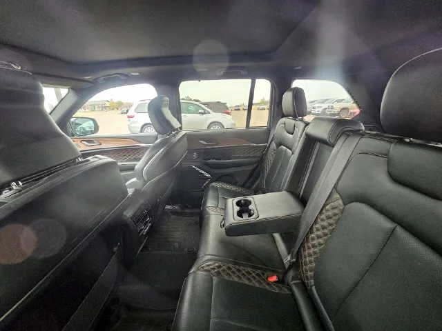 Used 2023  Jeep Summit image 16